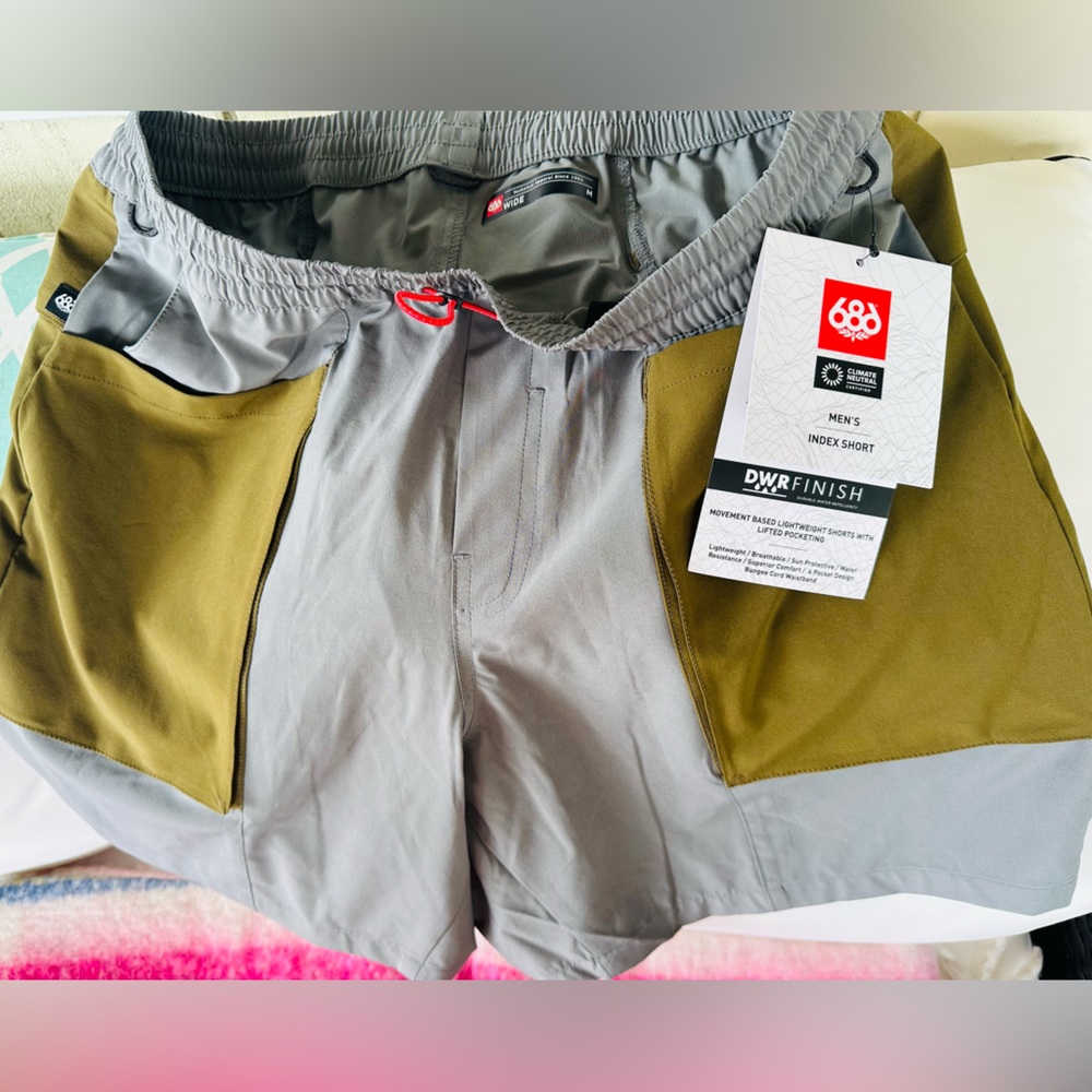 Selling 686 index short color fatigue color block sz Medium